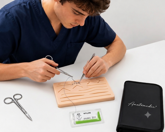 Medizinstudent mit chirurgischem Nahtset
