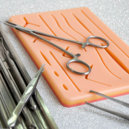 chirurgisches Nahtpad mit Instrumenten