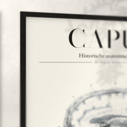 Nahaufnahme von Rahmenecke und Titel „Caput“