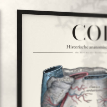 Nahaufnahme von Rahmenecke und Titel „Cor“