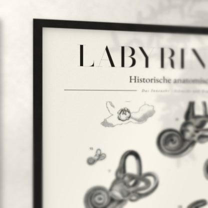 Nahaufnahme von Rahmenecke und Titel „Labyrinthus“